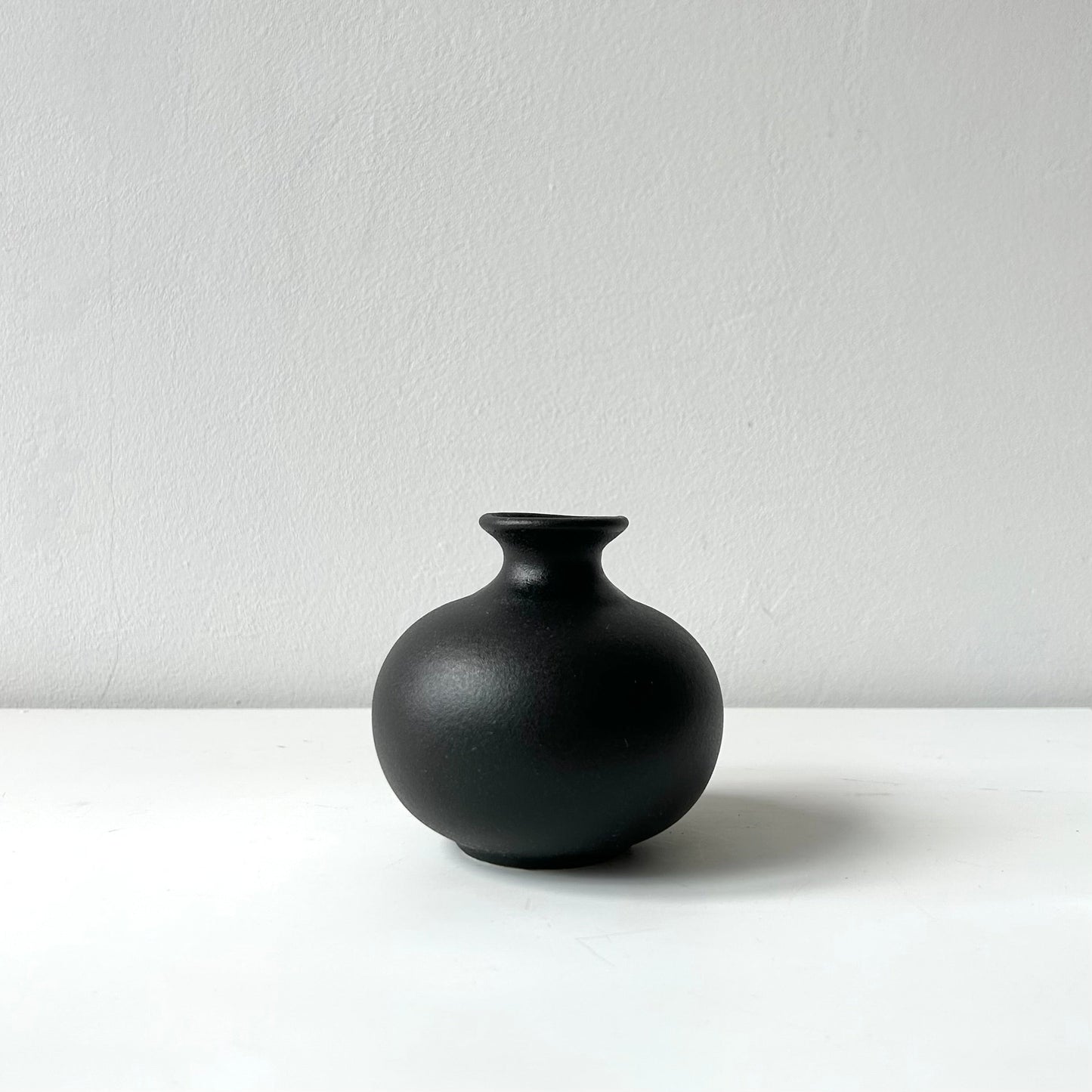 Ceramic design vase - black-1