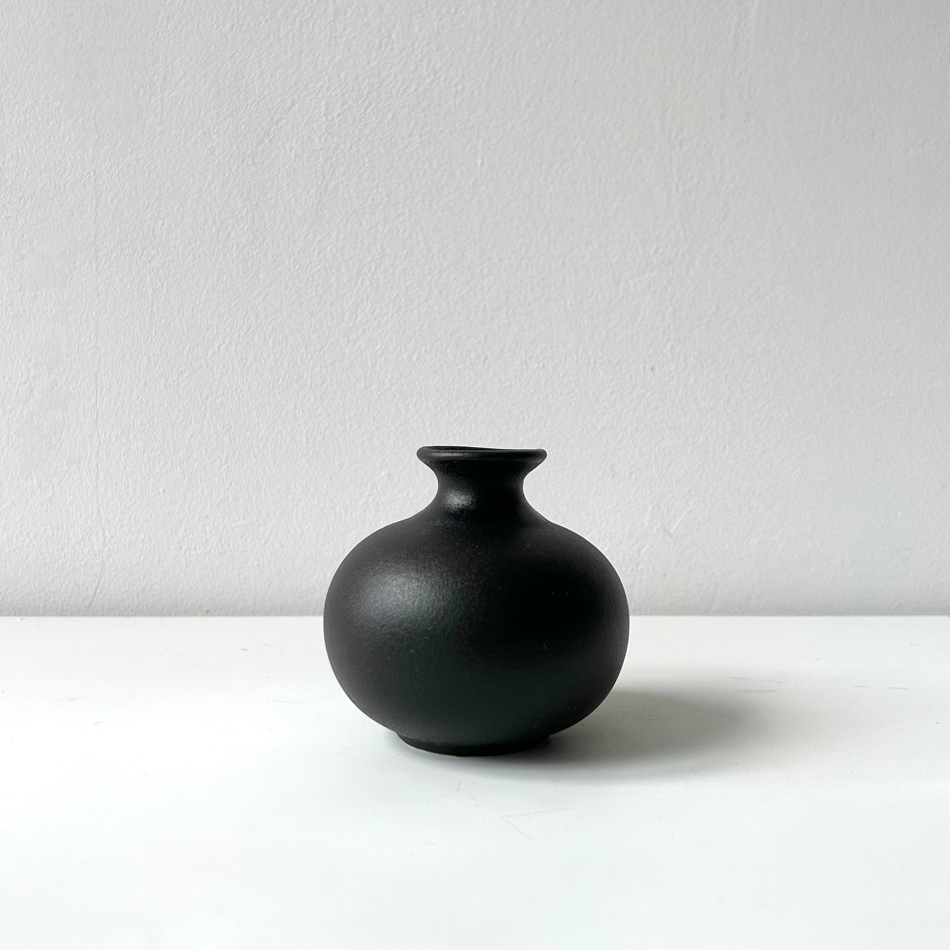 Ceramic design vase - black-1