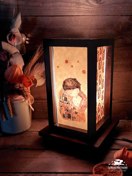 Lampada Elettrica in legno "Il bacio" di Klimt La Bottega delle Creazioni